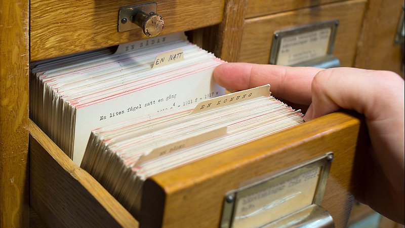 Person som tittar på ett katalogkort i en kortkatalog. Fotograf: Ann-Sofie Persson/KB